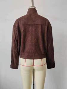 Dettaglio posteriore della giacca bomber in finta pelle scamosciata con vita elasticizzata