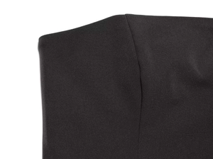 Gros plan des coutures fines et du tissu texturé noir sur le combishort bustier