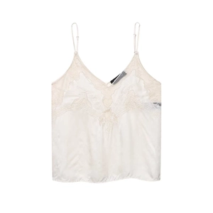 Elegante canotta in raso bianco con delicato bordo in pizzo e spalline sottili