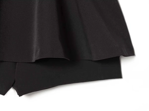 Détail de l'ourlet noir à plusieurs couches sur un short-jupe taille haute tendance