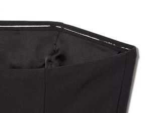 Détail de la bande de silicone antidérapante sur robe bustier noire pour un maintien sûr