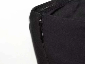 Détail de taille haute noire avec fermeture éclair invisible et bande antidérapante en silicone