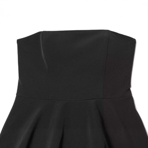 Élégant haut bustier noir à basque avec taille haute amincissante et tissu mat et lisse
