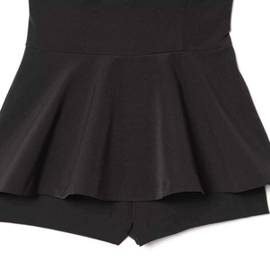Combinaison courte noire pour femme avec taille haute, ourlet à volants et coupe ajustée