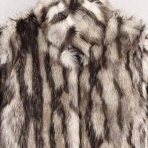 Veste en fausse fourrure à rayures grises et blanches avec texture épaisse pour l'hiver