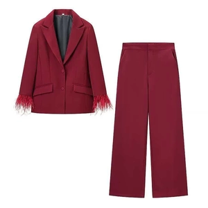 Blazer pour Femmes Rouge Vin avec Bordure en Plumes et Pantalon Droit à Jambe Large Taille Haute Tenues de Bureau Élégantes