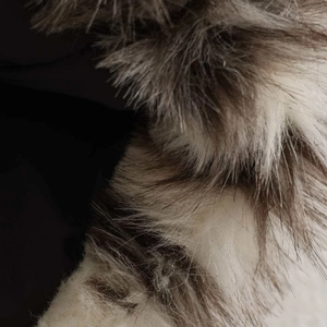 Gros plan sur un manteau en fausse fourrure d'hiver avec texture beige et brune