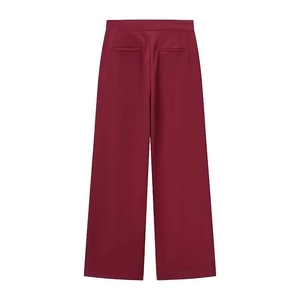 Détail du pantalon bordeaux taille haute à jambes larges avec poches arrière passepoilées