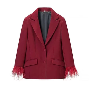 Blazer cintré bordeaux avec poignets en plumes luxueuses et revers cranté classique