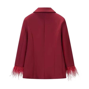 Blazer cintré rouge foncé avec poignets en plumes, vue arrière à plat sur fond blanc
