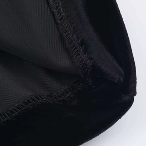 Dettaglio macro del tessuto in velluto nero con fodera in rete e cuciture ben rifinite