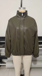 Dettaglio del bomber in ecopelle verde oliva con collo alto e orlo elastico in vita