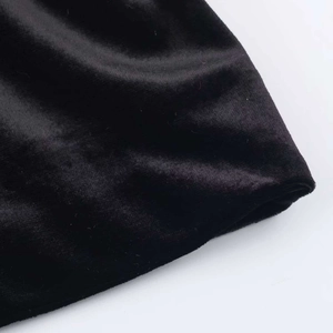 Dettaglio del tessuto in velluto nero di alta qualità con lucentezza ed elegante caduta