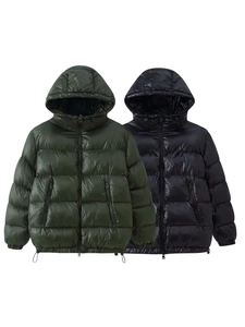 Detail einer glänzenden, winddichten Steppjacke mit Kapuze in Militärgrün und Schwarz