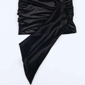 Elegante mini abito in velluto nero con dettagli drappeggiati in raso e volant in vita