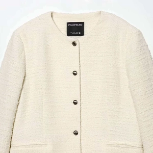 Veste élégante en tweed texturé crème avec col rond et boutons dorés vintage
