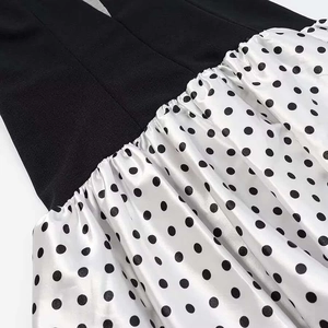 Détail de la taille froncée sur une robe patchwork à pois noirs et blancs élégante