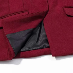 Gros plan détaillé du tissu bordeaux du blazer et de la couture de la doublure noire
