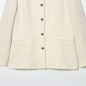 Veste chic en tweed crème avec col rond et boutons décoratifs noirs pour l'automne