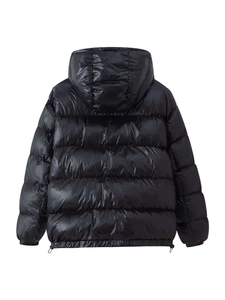 Rückansicht der glänzenden schwarzen Steppjacke mit horizontaler Steppung und Kordelzug