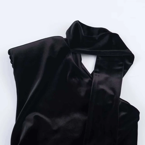 Elegante abito smanicato in velluto nero con scollatura a incrocio raffinata per donna