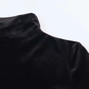 Dettaglio del pregiato tessuto di velluto nero sulla spalla e sullo scollo alto