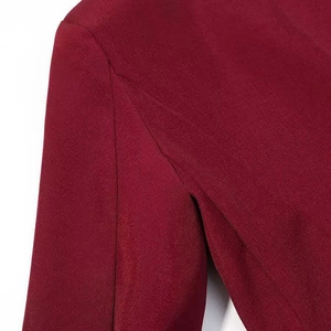 Détail de la couture d'épaule d'une veste bordeaux et texture du tissu en sergé