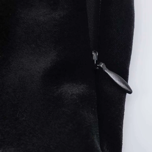 Elegante abito in velluto nero con una cerniera invisibile di alta qualità sul retro