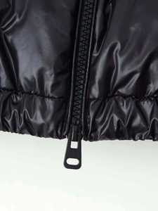 Detailansicht der schwarzen Glanzjacke mit robustem Reißverschluss und Gummizug
