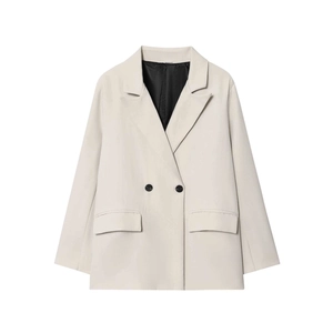 Vorderansicht des beigen Oversize-Blazers mit Reverskragen und schwarzen Knöpfen