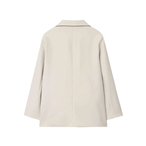 Rückansicht eines hellbeigen Oversize-Blazers mit glatter Textur und minimalistischem Schnitt