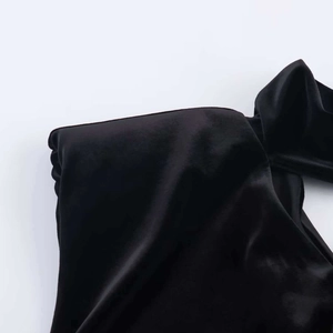 Dettaglio del tessuto in velluto nero elegante con finitura lucida morbida