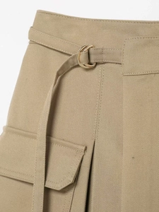 Détail d'une jupe cargo kaki en sergé avec boucle de ceinture à double anneau métallique