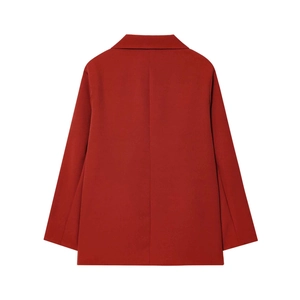 Detailansicht der Rückennähte eines ziegelroten Oversize-Blazers für Damen im Herbst