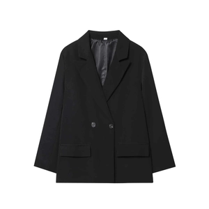 Formeller schwarzer Zweireiher-Blazer mit steigendem Revers und Pattentaschen vor weißem Grund