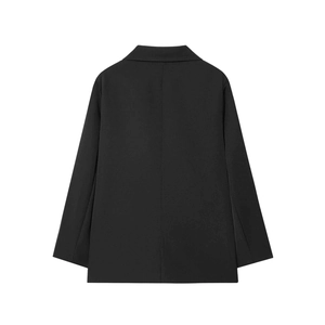 Detailansicht der Rückseite des schwarzen Oversize-Blazers mit feiner Nahtführung und Stoff