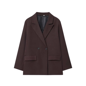 Detailansicht eines dunkelbraunen Doppelreiher-Blazers mit klassischem Revers und Pattentaschen