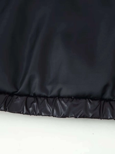 Detailaufnahme vom elastischen Saum einer Winterjacke mit matten und glänzenden Stoffen