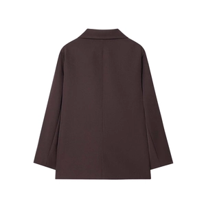 Rückansicht des dunkelbraunen Oversize-Blazers mit klarem Schnitt und glattem Stoff
