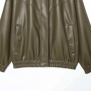 Giacca bomber in similpelle verde oliva con colletto dritto e dettagli in vita elastica