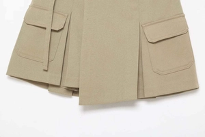 Détails de la mini-jupe cargo kaki avec ourlet plissé et poches latérales à rabat