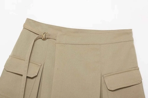 Vue détaillée de la taille de la jupe cargo kaki avec ceinture à boucle en D