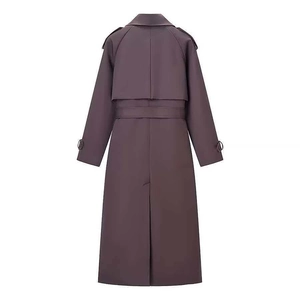 Trench-coat long classique à double boutonnage pour femme en violet prune foncé avec ceinture