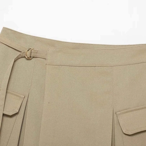 Jupe cargo kaki asymétrique avec ceinture à boucle en D et poche à rabat tendance