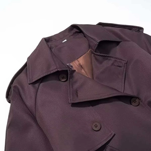 Trench-coat long classique croisé kaki foncé avec revers et détails aux épaules