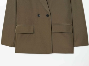 Detailansicht des dunkelolivgrünen Doppelreiher-Blazers mit Pattentaschen und feinen Nähten