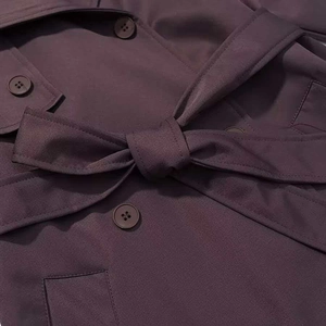 Trench-coat long classique à double boutonnage avec ceinture et boutons en violet foncé
