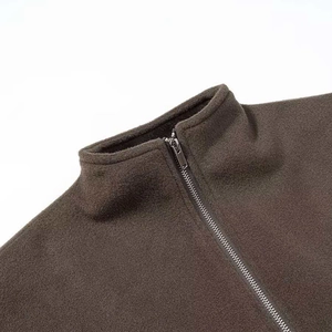 Maglione in misto lana marrone scuro con mezza zip e collo alto alla moda