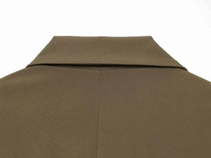 Detailansicht von Kragen und Rückennaht am olivgrünen, strukturierten Blazer-Mantel