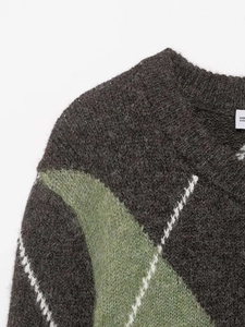 Detailaufnahme des dunkelgrauen Rauten-Strickpullovers mit weicher Mohair-Textur